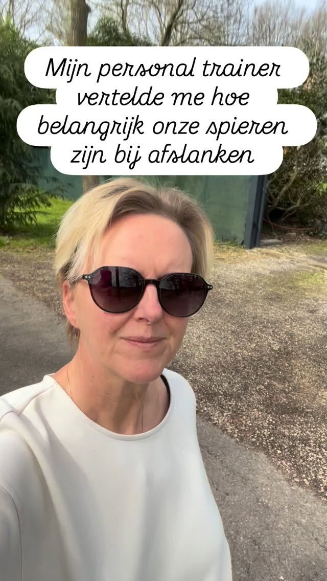 “Je eet minder. Je let meer op.
En toch beweegt die weegschaal niet zoals vroeger.
Frustrerend?
Misschien ligt het niet aan wat je eet…
maar aan wat je lichaam verloren is : Spieren.
“Spieren zijn je grootste verbrandingsmotor.
Minder spieren = minder verbranding. Zelfs in je slaap.”
“Dus als jij denkt dat je gewoon ‘strenger’ op je eten moet zijn…
dan ben je het verkeerde probleem aan het oplossen.”
Doe vanaf vandaag alvast deze drie zaken :
• Eiwitten bij elke maaltijd (denk: eieren, vis, kip, yoghurt)
• Korte, gerichte krachtprikkels (zelfs 10 min telt)
• Stop met te weinig eten — dat vertraagt je metabolisme
en ook belangrijk : volg me voor meer tips en supersnelle gezonde gerechten 😘
Liefs, Elly
#blijvendafvallen #gezondevoeding #healthyhabits #mindset