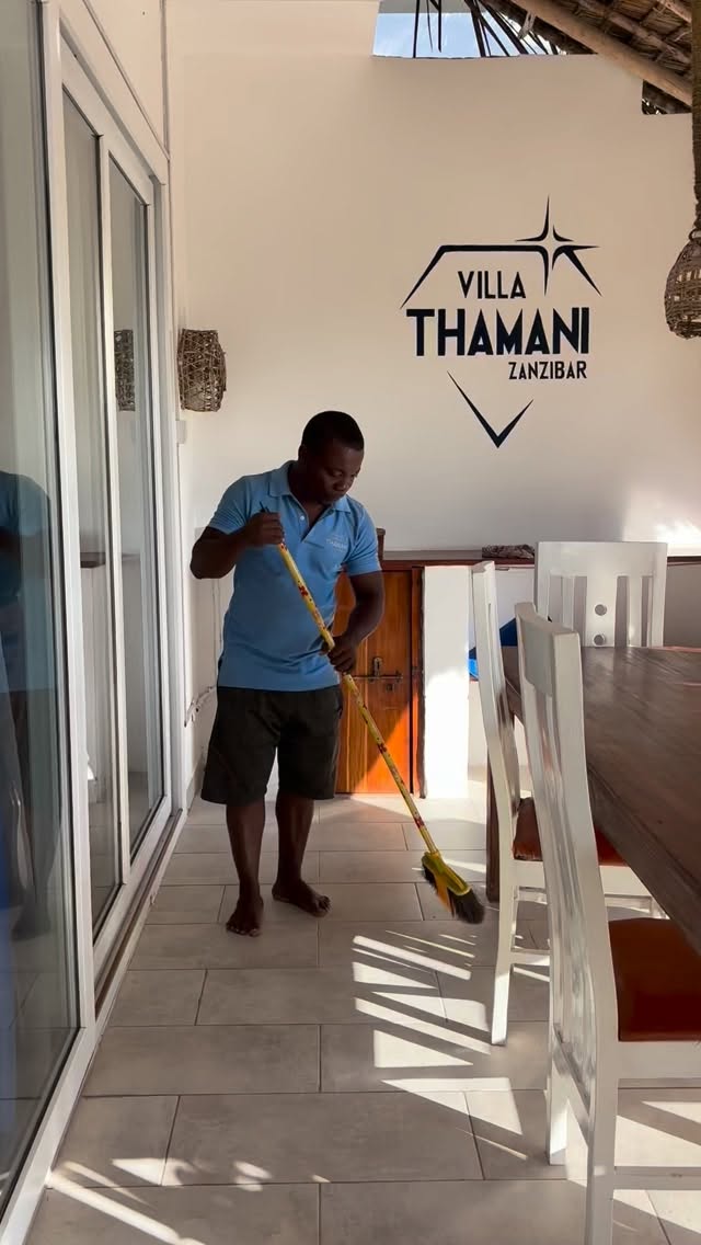 🇮🇹 C’è chi vede la spiaggia… e chi lavora ogni giorno per renderla perfetta ✨
Muhamad si prende cura di ogni dettaglio: dalla zona lounge esterna alla piscina, dall’area barbecue fino alla spiaggia privata fronte villa, sempre ordinata 💎
Ogni granello di sabbia fuori posto viene sistemato, ogni spazio curato con attenzione.
Un grazie speciale a Muhamad, il nostro beach boy: una presenza fondamentale a Villa Thamani, sempre pronto ad assistervi per qualsiasi esigenza.
Perché il vero lusso è non doversi preoccupare di nulla 🤍
🇬🇧 Some see the beach… others work every day to keep it perfect ✨
@muhamadimossishadhili takes care of every detail: from the outdoor lounge area to the pool, from the barbecue area to the private beach in front of the villa, always perfectly maintained 💎
Every grain of sand out of place is taken care of, every space is curated with attention.
A special thanks to Muhamad, our beach boy: a key presence at Villa Thamani, always ready to assist you with anything you may need.
Because true luxury is not having to worry about anything