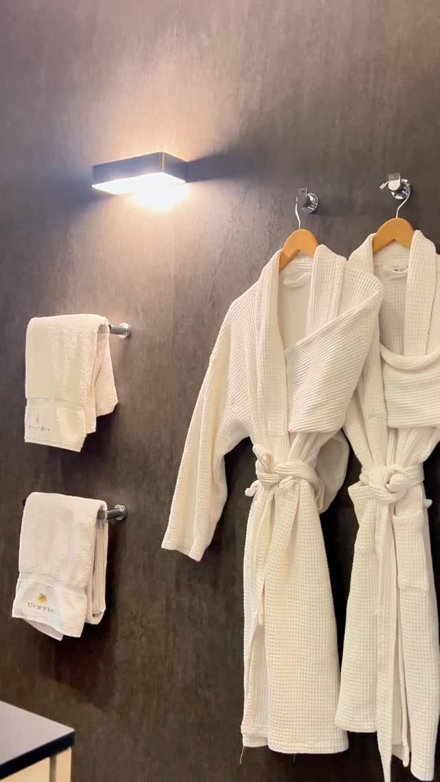 🇫🇷 Un moment pour soi, simplement. L’eau chaude, la lumière douce, et le calme qui s’installe.
Ici, on prend le temps de se ressourcer.
—————
🇬🇧 A moment just for yourself. Warm water, soft light, and calm settling in.
Here, you take the time to recharge.
#Bathroom #Wellness #Routine #StBarth #Travel