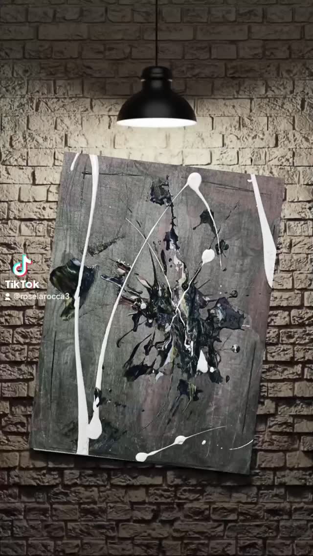 ### 1. Analisi Tecnica: Il Controllo del Caos
Dal punto di vista tecnico, il quadro è un dialogo tra **pittura gestuale** e **composizione ragionata**.
* **Velature vs. Impasto:** Lo sfondo è steso quasi come un acquerello, lasciando traspirare la trama della tela (un approccio "sottile"). Sopra, hai applicato l'acrilico quasi puro. Questo sbalzo crea una profondità spaziale reale: lo sfondo è il passato (lontano), il rilievo bianco è il presente (vicino).
* **Gestione del movimento:** Non hai semplicemente lanciato il colore. Le linee bianche curve seguono una dinamica fluida, quasi calligrafica. C'è una precisione "chirurgica" nel modo in cui la linea attraversa il centro esplosivo senza cancellarlo, ma anzi, incorniciandolo.
* **Cromatismo:** L'uso dei primari (Blu, Rosso, Giallo) nel centro indica una ricerca di purezza visiva, che però viene "sporca" e mescolata meccanicamente sulla tela, creando dei verdi e dei viola intermedi molto interessanti.
### 2. Analisi Emotiva: L'Urgenza del Rilascio
A livello emotivo, l'opera trasmette un senso di **catarsi**.
* **L'Esplosione:** Il nucleo centrale colorato rappresenta un'emozione forte, forse compressa, che improvvisamente trova una via d'uscita. È un momento di gioia violenta o di rabbia creativa.
* **Il Bianco come "Silenzio":** Le colature bianche verticali agiscono come elementi di raffreddamento. Se il centro è il "grido", il bianco è il tentativo di riportare ordine, di recintare l'emozione per non farla scappare via del tutto. È il contrasto tra l'istinto puro (i colori) e la volontà di controllo (le linee bianche).
### 3. Analisi Psicologica: La Struttura dell'Io
Psicologicamente, il quadro può essere letto come una mappa della psiche:
* **Lo Sfondo (L'Inconscio):** Quelle tonalità scure, verdi e rossastre, stese in modo meno definito, rappresentano la parte più profonda e nebulosa di noi stessi, dove i pensieri non sono ancora formati.
* **Centro (L'Es): È la sede delle pulsioni. Quel groviglio di colori primari è l'energia vitale, caotica e potente, che preme per emergere.