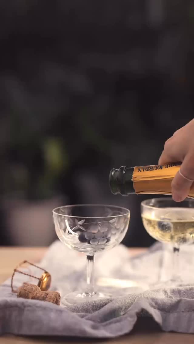 Perfekt behøver ikke være målet.
For sundhed handler ikke kun om det, vi undgår – men også om det, vi nyder.
Et glas bobler gør ikke forskellen alene. Det gør derimod stress, dårlig samvittighed og følelsen af hele tiden at skulle gøre det “rigtigt”.
Jeg tror på balance fremfor perfektion.
På pauser.
På fællesskab.
På nydelse uden skam.
Antiinflammatorisk livsstil handler for mig ikke om regler og forbud, men om at skabe mere ro, energi og trivsel i hverdagen. Og der skal også være plads til livet.
Jeg er ikke fortaler for alkohol – men jeg er fortaler for selvkærlighed, bevidste valg og et sundhedssyn med plads til mennesker. 🥂
Måske vil du med til næste “Sauna & Bobler”? Det er en eftermiddag fuld af nydelse, kropspleje, blødhed og ja - et glas mousserende rosé som afslutning. Skriv en besked eller følg link i bio for info ❤️🔥🥂🤗