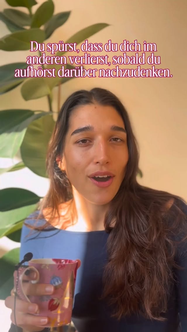 For the softies, die gelernt haben den anderen zu spüren und bei Gegenüber zu sein, anstatt wirklich bei sich anzukommen.
Es gibt einen Ort in dir, der dich mit deiner Mitte verbindet.
Auch wenn viel von dir beim anderen ist - fokussier dich auf diesen Ort in dir!
•••
Videos wie diese dienen der Unterhaltung und ersetzen keine Begleitung. Sie dienen nicht als professioneller Rat und gehen ebenso nicht auf die Feinheiten psychischer & emotionaler Gesundheit ein (weil sie dafür viel zu individuell ist!).
🍯 lerne meine Arbeit kennen, indem du dir den Anpassungs-Guide oder die kostenfreie Regulationspraxis holst
🍯 schreib mir, wenn du Interesse an einer Einzel- oder Paarbegleitung hast
🍯 hol dir meinen Minikurs “BEI MIR BLEIBEN” oder einen Workshop auf meiner Website
www.auroraprema.de
auroraprema@gmail.com