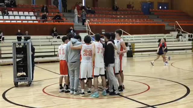 Sub22 bronce pierde en casa contra Daganzo.
Partido con bastantes cambios en el marcador, nos costó entrar en el partido ya que se nos olvida todos los domingos el cerrar el rebote.
Si dejas 5 oportunidades por ataque y tú tiras una, ya no es baloncesto, es estadística.
Cuando queremos competir y estamos concentrados, salen las cosas y nos adelantamos en el marcador.
Cuando entramos en ese bucle que no queremos defender, pues está claro que pasa.
Aún así se lucho el partido hasta el final pero no pudimos llevarnos la victoria.