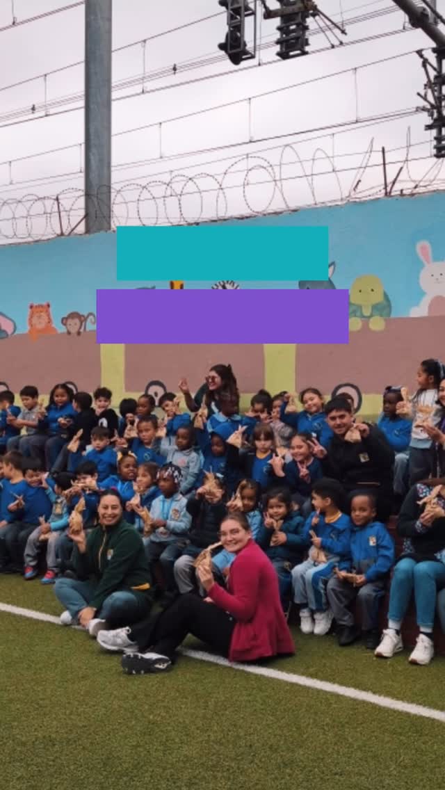 200 bolsitas, 200 sonrisas 💛
Gracias al Centro de Padres y alumnos del Colegio San Pedro Nolasco por esta linda donación, que llenó de alegría a nuestros niños de Kinder Power.
Pequeños gestos que hacen una gran diferencia ✨
@centrodepadrescspn
@colegiosainttrinity_oficial
@cree_cerro_navia