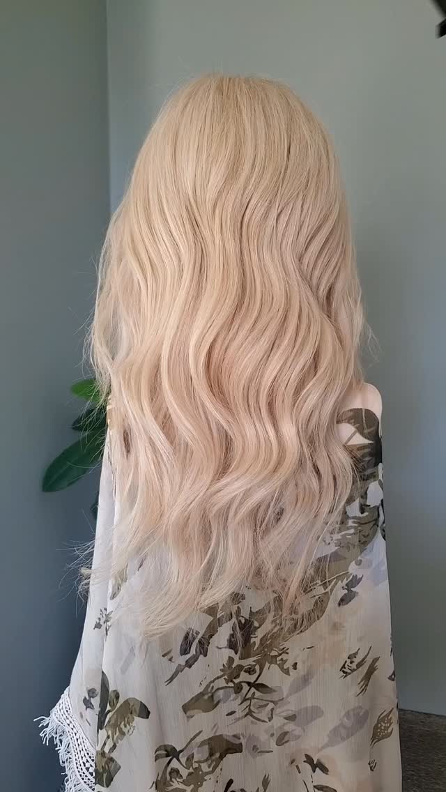 A bun with allll the texture 😍 I get asked a lot what is my favorite styles to do and texture is definitely my fav 😁😁
West Des Moines hairstylist | West Des Moines bridal stylist | updo tutorial | hair tutorial