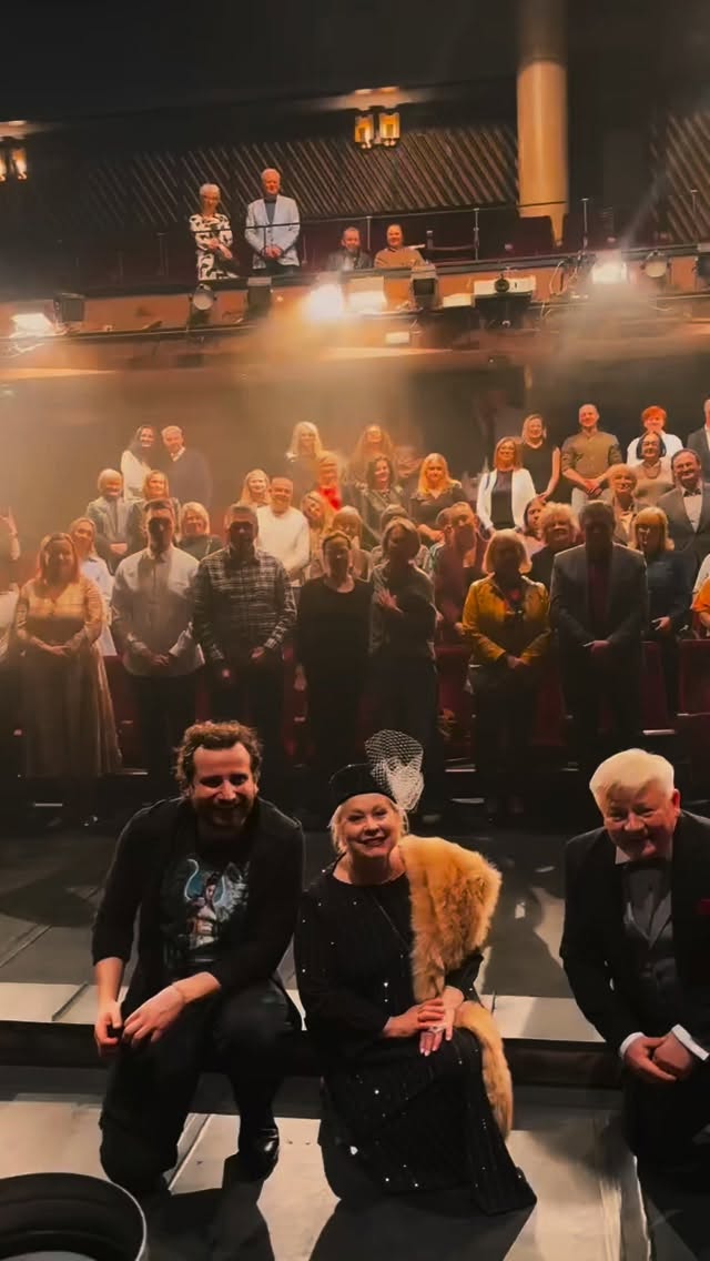 I tym samym zagraliśmy ostatnią w tym sezonie AWANTURĘ W HOLLYWOOD 🎭✨
Dziękujemy za ten wieczór – za emocje, śmiech i energię, która jak zawsze poniosła nas razem z Wami od pierwszej do ostatniej sceny. To był piękny, intensywny czas z tym tytułem.
Ten spektakl otwierał sezon… a dziś schodzi z afisza – ale tylko na chwilę 😉
Dziękujemy wszystkim, którzy byli z nami podczas tej „hollywoodzkiej przygody”. Bez Was nie byłoby tej atmosfery!
Spokojnie – wracamy z AWANTURĄ po wakacjach! 🎬
A sezon trwa dalej…
👉 już jutro gramy ostatniego przed wakacjami WESOŁEGO WDOWCA – widzimy się! 💥