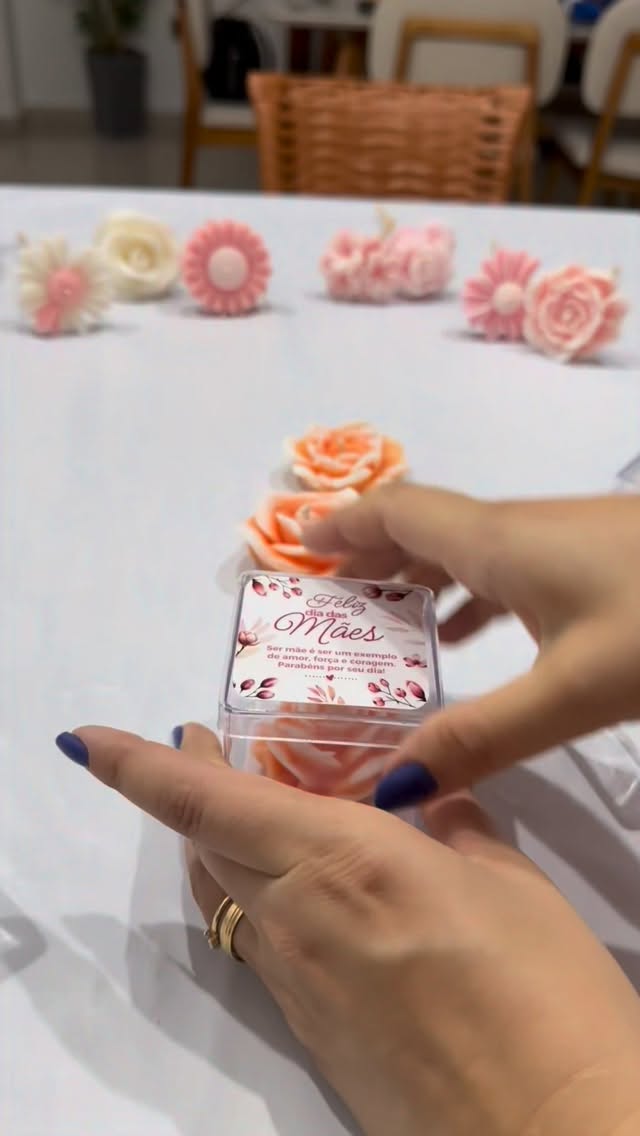 Um presente delicado que encanta logo ao abrir 💖
Vela em formato de flor na caixinha acrílica, pronta pra presentear no Dia das Mães 🌸
Escolha a cor, o modelo e a essência do seu jeitinho
Perfeita pra sua mãe ou para empresas 💖
Em pedidos maiores, personalizamos a frase e logo ✨
Valores:
1 un – R$ 11,90
30 un – R$ 10,59 cada
50 un – R$ 10,15 cada
100 un – R$ 9,27 cada 💕
#presentediadasmães #presentedeluxo #velasaromáticas #velasartesanais #personalizados