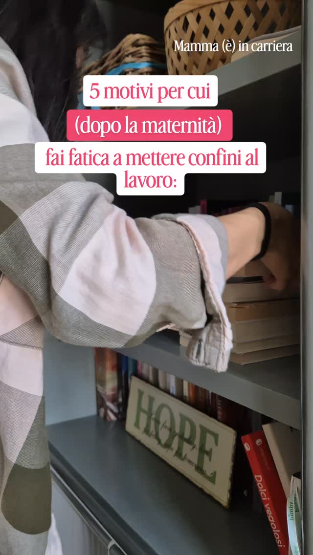 Scrivi CONFINI per ricevere subito il link per iscriverti al nostro WEBINAR GRATUITO del 20 Aprile alle 12.30.
.
.
.
Confini chiari = presenza più stabile. 💛
Sembra una formula semplice. Ma quante volte l'hai applicata davvero?
Sappiamo molto bene cosa sono i confini, e come dovremmo metterli, ma farlo ci fa paura.
Paura di sembrare meno disponibili. Paura di essere giudicata. Paura che qualcuno pensi che da quando hai figli ti sei "ammorbidita".
E così finisci per rispondere alle email alle mail alle 22, accetti il progetto in più anche quando sei già al limite, ti carichi di responsabilità che non sarebbero tue, non deleghi perché "è più veloce se lo faccio io."
In pratica dici sì. Sempre.
Ma quel sì ha un costo.
Lo paghi con la stanchezza che si accumula giorno dopo giorno. Lo pagano loro - i tuoi figli - che ti trovano esausta, distante, svuotata. Lo paga persino il tuo lavoro, perché in realtà, una mente satura non performa, non crea, non decide bene.
Forse col tempo ti sei convita che i confini siano un lusso, o una forma di debolezza.
Ma la verità è che sono lo strumento con cui decidi come usare la tua energia, che no, non è illimitata.
Puoi scegliere tu dove indirizzarla o lasciare che lo decidano gli altri al posto tuo. E il bivio ti porterà ad una vita più serena anche per i tuoi figli, oppure più caotica e sfiancante.
Confini chiari al lavoro non significano lavorare meno. Significano arrivare a casa con ancora qualcosa da dare. A loro. E a te.
💬 Vuoi imparare a delimitare meglio i tuoi confini al lavoro senza sacrificare la tua carriera ma al contrario sentendoti finalmente allineata ai tuoi valori? Partecipa al nostro WEBINAR GRATUITO del 20 aprile. Ti aspettiamo