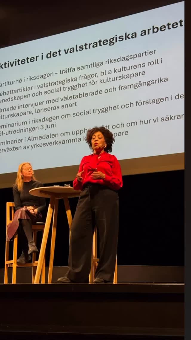 Jag och Ulrica Källén - @picakallen var på @lansteatrarnaisverige vårmöte för att berätta om @klys59
Härligt att träffa all gamla kollegor och teatervänner i ett underbart soligt Örebro!
Såg också en fin ”Tre Systrar” i regi av @magdisaleh - bara den andra helsvarta ensemblen som jag sett på en svensk teaterscen hittills….
Så fint att se! ✊🏽
För mig personligen också lite av en nostalgi resa då 3 systrar var min slutproduktion på Scenskolan året jag gick ut 1989.
#länsteatrarnaisverige #örebro #örebroteater #teater