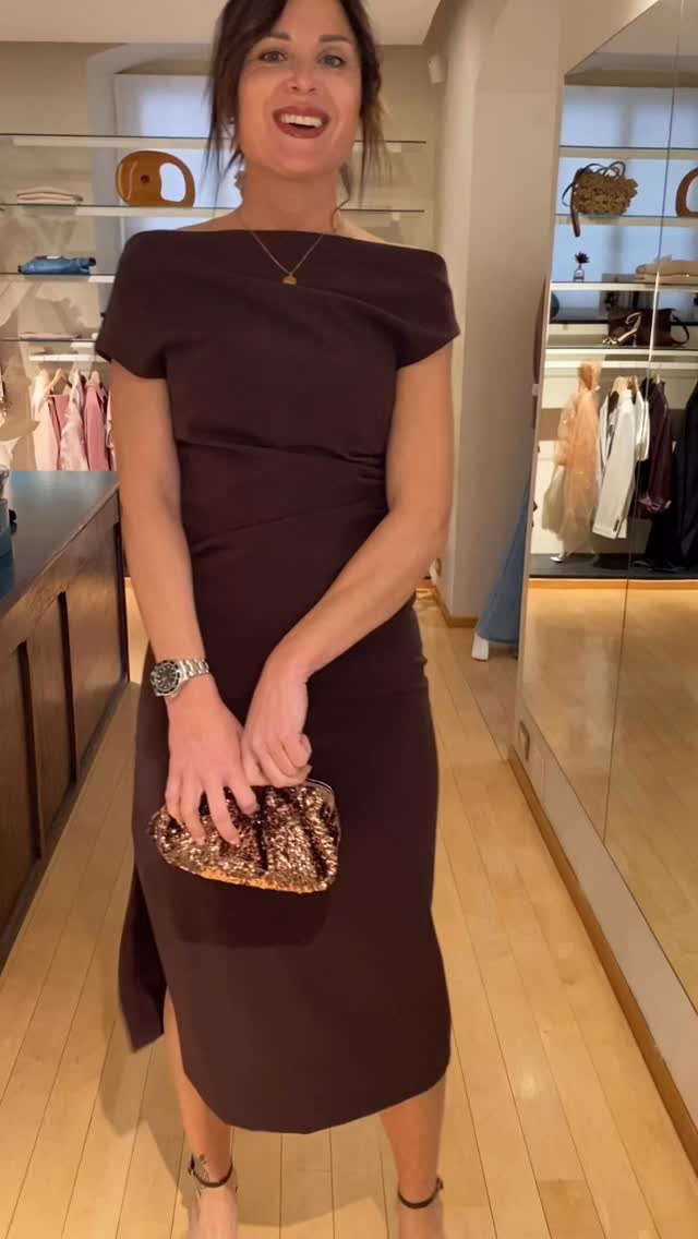 Continuando con le cerimonie, altro tubino meraviglioso di P.A.R.O.S.H. 🤎
Che ne dite di questo outfit, ragazze?
📱 +39 339 5840686
- Abito @parosh_official €417
- Stola @falierosarti €260
- Pasticcino bag @weekendmaxmara €179
- Sandalo @parosh_official €397
#parosh #weekendmaxmara #falierosarti #abitocerimonia #tubino