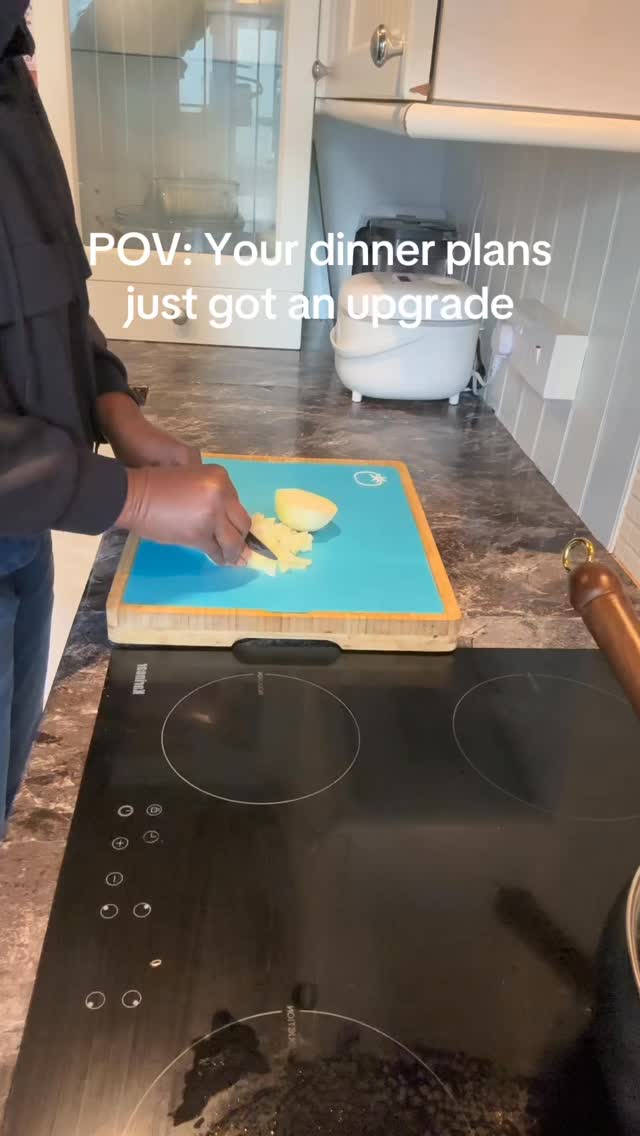 Spaghetti meets Naija flavor 🇳🇬🍝✨
Juicy meatballs simmered in rich, smoky Naija Flavia Jollof Stew—every bite is a perfect fusion of comfort and culture. 🔥
Who says jollof is just for rice? 😉
#NaijaFlavia #JollofTwist #FoodFusion #SpaghettiAndMeatballs #AfricanFlavors HomeCookin