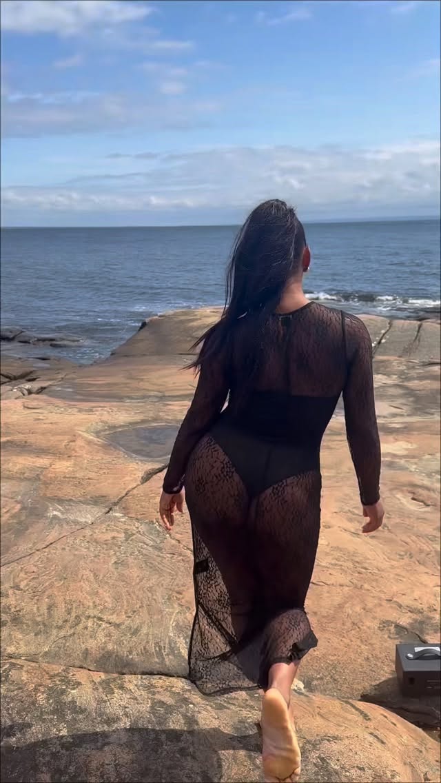 Ladies, gör er redo för Cuban Workshop Day med fantastiska Lexis Hernandez
Detta kommer bli 🔥🥵😄
-———————————————
✨PÅ DAGEN✨
Workshops med Lexis Hernandez (Cuba / Swe)
🕒 Tid: 13.30 - 17.00
📍 Plats: Konradsbergsgatan 2b
💲 500kr hela dagen inklusive fest på kvällen
13.30-14.30
Timba Musicality Foundations
14.45-15.45
Lady Style Technique & Body Movement
Rörelser som hjälper dig att förbättra din teknik, hållning och body movement.
16.00-17.00
Lady Style Challenge Class
Applicera allt du har lärt dig i en koreografi med massor av cuban flavor!
-———————————————
✨PÅ KVÄLLEN✨
Fest på M5
🕒 Tid: 21.00 - 01.00
📍 Plats: Malmtorgsgatan 5
💲 100kr förköp
(Vid dörren 120 kr, i mån av plats)
Dj Raymon Spelar den bästa kubanska musiken - salsa, timba, son och lite bachata <3
✨EXTRA✨
Festen startar med en salsa partnerwork workshop (nivå: forts/medel) med
Brandon från Sthlm Timba Collective
21.00 - 21.45
—
📩 Anmälan:
Anmäl dig till workshops eller köp din biljett till festen här:
https://www.dansasalsastockholm.se/boka
#salsa #salsacubana #ladystyle #workshop #timba