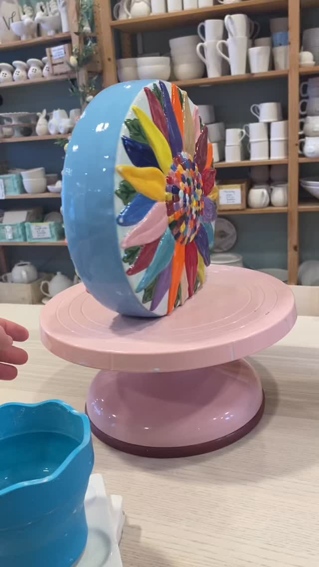 Just what a gloomy day needed 🐠 🌻 A bright and beautiful sunflower vase and fish jug. Painted at home by one of our lovely (and talented!) regulars