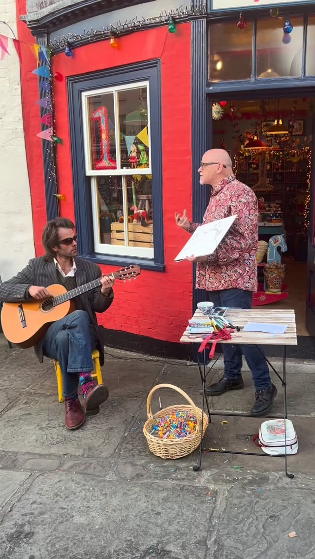 And now to the Grand Finale of the FuzzypegFolk One Year Anniversary party - the Catalan story of Sant Jordi and the Dragon painted and told to us by the great storyteller, author and illustrator, James Mayhew @mrjamesmayhew.
And in tandem, perfectly accompanying every twist and turn of the story, well-known musical artist Will Fergusson @macfearghuis on guitar.
Two maestros - a unique and wonderful performance. Thank you, thank you xx
#liveillustration #musicalartist