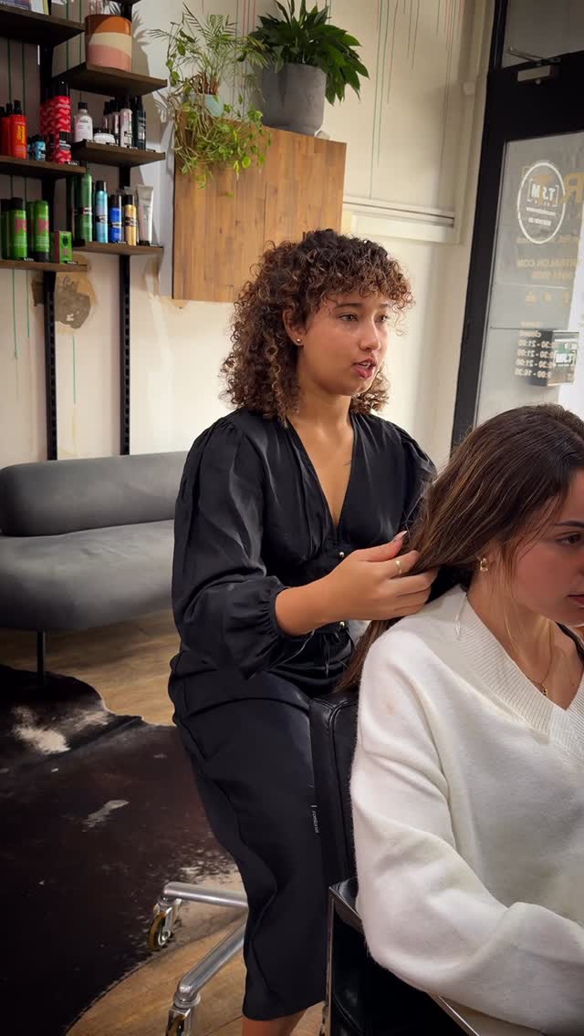 Soft, warm, and effortlessly luxe 🤎
This teddy bear bronde is the perfect blend of depth and glow-natural, dimensional, and made to shine in every light.
#teddybearbronde #brondehair #dimensionalcolor #livedinhair #melbournehair