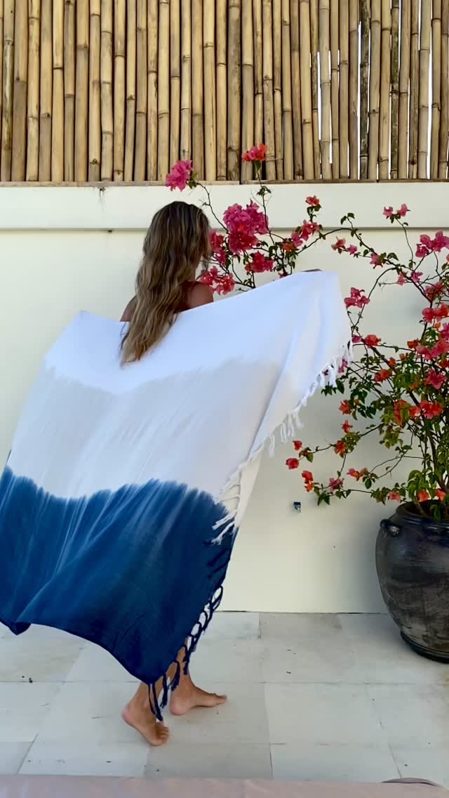 Nová kolekce sarongů právě dorazila na náš web! 🌸
✅ Barvy hravé letní i tlumené elegantní.
✅ Ruční práce z ostrova Bali.
✅ Barveno 100% netoxickými barvami.
✅ Slow fashion = omezený počet kusů.
✅ Nyní ke každému ks kokosová spona zdarma!
Sarong je naprostý must-have kousek na všechny cesty. Všestranný pomocník, který Vám na cestách nejednou vytrhne trn z paty! Brzy si ukážeme proč!