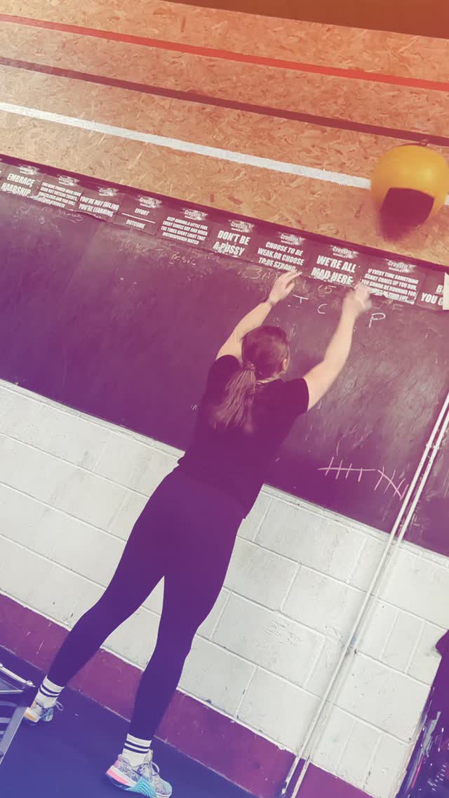 Member shout out ✨
Happy Birthday to our favourite leprechaun @stockdalesarah 🍀
Far stronger than she gives herself credit for and founder of the split snatch 🏋🏽♀️
An absolute social butterfly, she does love a good natter. Whether than be before, during or an hour after class 👀
Hope you have an awesome day filled with all your fave things...and mash 🥳
#crossfitbarnsley #membershoutout #birthdaygirl
