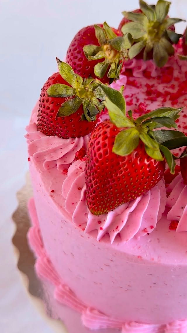 Soft. Fluffy. Melt-in-your-mouth layers stacked with real strawberry goodness — not artificial, not overly sweet… just that perfect fresh-picked flavour in every bite and tastes like strawberry ice cream 🍦
This isn’t just cake.
This is:
• juicy strawberry compote filling
• silky strawberry buttercream whipped to perfection
• layers of vanilla cake with a little bit of indulgence
The kind of cake that makes people go quiet after the first bite… and then immediately ask where it’s from 👀
Perfect for:
Birthdays, baby showers, brunch tables… or honestly, just because you deserve something beautiful and it tastes even better than it looks.
🍓 Who’s ordering one?
#strawberrycake #strawberry #birthdaycake #norwood #peterboroughontario
