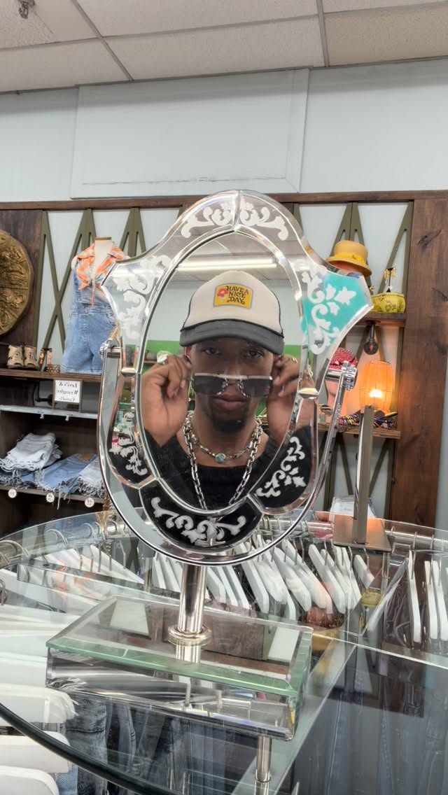 Shades! Shades! & more Shades!!! An exciting new collection of the coolest shades of every color, style and size just hit the sales floor. Come on in and check it out! Maybe grab a pair for you and a loved one. Or just 2 for yourself 🙂↕️😎
#vintage
#timewarpbr
#shoplocal
#vintagefashion