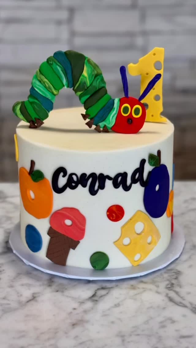 We just found a hungry caterpillar @sugarraysplano !
#thehungrycaterpillar #hungrycaterpillar #hungrycaterpillarcakes