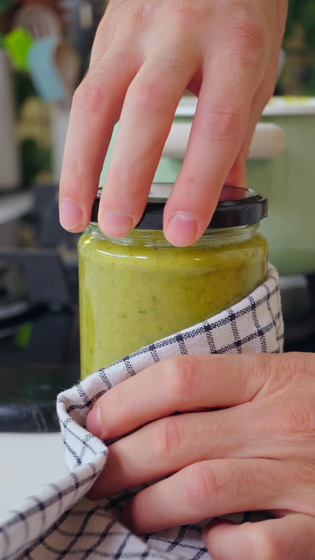 Bu çorbanın şimdi tam vakti 👌
Öğle veya akşam yemeğini bu çorba ile geçirerek hafif bir öğün yapabilirsin ✨
🌱Kabaklı Detoks Çorba
Malzemeler:
1 adet kuru soğan
2 adet kabak
100 g. yeşil mercimek
1 demet maydanoz
2 yemek kaşığı zeytinyağı
1 litre sıcak su
1 çay kaşığı tuz
1 çay kaşığı zerdeçal
1 çay kaşığı kırmızı toz biber
Yapılışı:
Soğanları ve kabakları orta irilikte doğrayın.
Bir tencereye zeytinyağını alarak soğan ve kabağı ekleyin.
Bir süre çevirdikten sonra yeşil mercimeği ilave edin.
Daha sonra sıcak su ve tuz ilavesi yaparak pişmeye bırakın.
Kabaklar yumuşayınca üzerine maydanozları da ekleyip bir süre daha pişirin.
Pişirme işlemi tamamlandığında malzemeleri robottan geçin.
Son olarak zerdeçal ve kırmızı toz biber ekleyip kısa bir süre daha pişirip altını kapatın.
Servis ederken limon ve karabiber ekleyebilirsiniz.
Afiyet olsun.