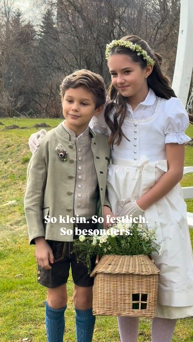 So klein. So festlich. So besonders.⛪️🤍 Erstkommunion in @susannespatttrachtenkinder !🕊️
Lasst Euch von den entzückenden Jankern, Bubenwesten, Kinderdirndln und bezaubernden Kleidern in Weiß und Cremetönen bei @susannespatttrachtenkinder in der Getreidegasse 30 verzaubern. 👧🏽👦🏽✨