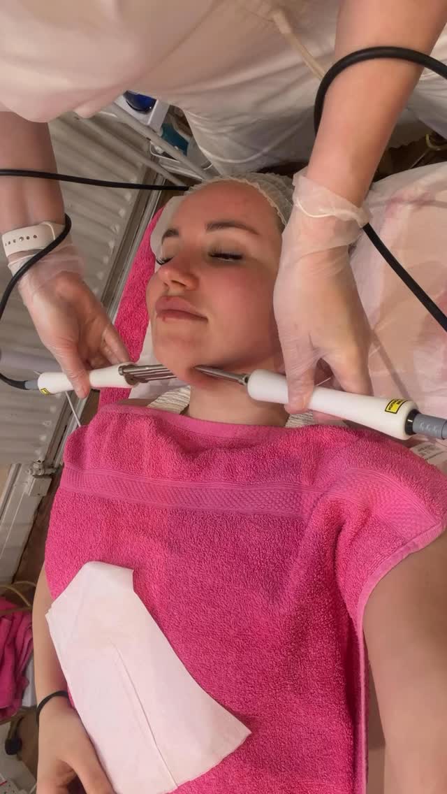 ✨ CACI Non-Surgical Face Lift ✨
The CACI non-surgical facial is an advanced aesthetic treatment that utilizes microcurrent technology to deliver low-level electrical impulses to the facial muscles. These impulses mimic the body’s natural bioelectrical signals, helping to stimulate muscle tonicity, enhance circulation, and support collagen and elastin production.
This targeted stimulation contributes to improved facial contouring, increased skin firmness, and a visible reduction in fine lines and wrinkles. The treatment also promotes lymphatic drainage, helping to reduce puffiness and improve overall skin clarity.
✔️ Enhances muscle tone and definition
✔️ Supports collagen and elastin synthesis
✔️ Improves skin elasticity and texture
✔️ Encourages lymphatic drainage and circulation
✔️ Non-invasive, with no downtime
Clinically recognized as a safe and effective alternative to more invasive procedures, the CACI facial offers progressive, cumulative results with regular sessions.
📍 Ideal for clients seeking natural rejuvenation and long-term skin health
Book your glow-up today ✨
#caci #nonsurgicalfacelift #aesthetics #skincareclinic #antiaging