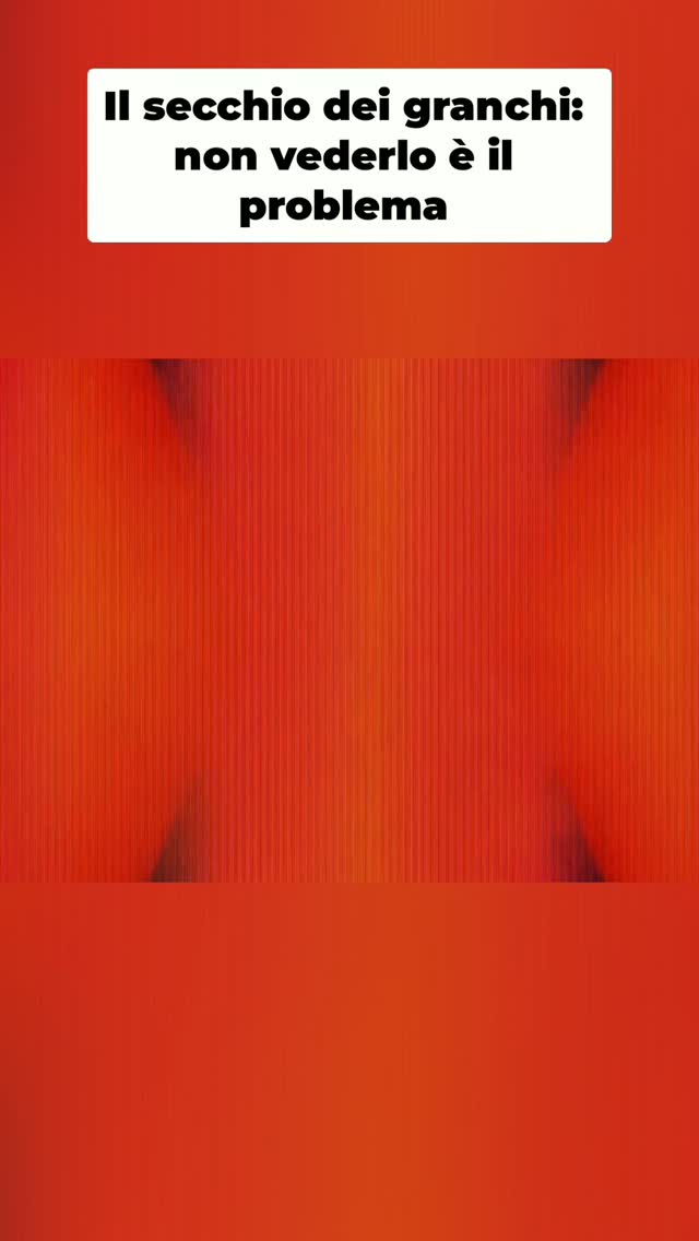 Terza stagione. Primo episodio.
Ci sono ambienti in cui non vieni ostacolato apertamente.
Vieni solo riportato giù, appena provi a salire.
È la logica dei granchi nel secchio:
non serve un nemico dichiarato.
Bastano dinamiche, abitudini, commenti, ironie, piccoli richiami all’ordine.
Ogni volta che cambi tono, visione, standard o direzione, qualcosa prova a rimetterti “al tuo posto”.
In questo episodio del Wendy Coaching Podcast parlo proprio di questo:
di cosa succede quando inizi a emergere, a differenziarti, a prendere più spazio…
e il sistema intorno reagisce.
Non sempre perché ti odia.
A volte semplicemente perché il tuo movimento mette in crisi il loro equilibrio.
La domanda allora non è solo:
chi mi trattiene?
Ma anche:
quante volte mi sono fermata da sola per non creare attrito?
🎙️ Terza stagione del Wendy Coaching Podcast
🦀 Episodio 1: I granchi nel secchio
#WendyCoachingPodcast #IdentityFirst #AssettoIdentitario #CrescitaPersonale #Ruolo