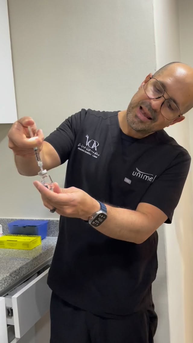 Hoy en nuestro curso La Magia de la Armonización Facial.
Fue un día para afinar la mirada clínica, elevar el criterio y fortalecer la seguridad con la que cada profesional evalúa y trata el rostro.
En esta primera jornada de La Magia de la Armonización Facial, los asistentes profundizaron en algo que transforma por completo la práctica: aprender a analizar antes de intervenir.
Trabajaron anatomía aplicada, evaluación facial, selección de productos, planos, lógica terapéutica y toma de decisiones con más fundamento. Pero, sobre todo, reforzaron algo que marca una diferencia real en consulta: la capacidad de entender mejor lo que cada paciente necesita, desde una visión más integral, precisa y responsable.
Emocionados por todo lo que avanzamos juntos en cada formación.
@dr.victorollarvesruiz
@drazulayderma
@unimelcare
@institutoibidil