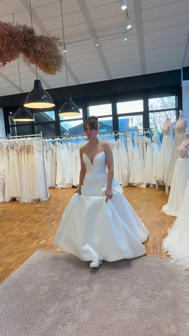 ❀ Saskia probiert 4 unserer Sale Kleider
Und jetzt seid ihr dran
Welches ist euer Favorit 1, 2, 3 oder 4?
────୨ৎ───❤︎────୨ৎ────
Alle Kleider im Video sind im Sale
Unsere Reduzierungen liegen aktuell bei bis zu 70 Prozent
Wenn dein Favorit dabei ist, dann sichere dir schnell deinen Termin.
#salestips #solingen #brautkleider #bridetobe #hochzeit2026
BRAUTKLEIDER
ALLES MUSS RAUS
WIR BRAUCHEN PLATZ