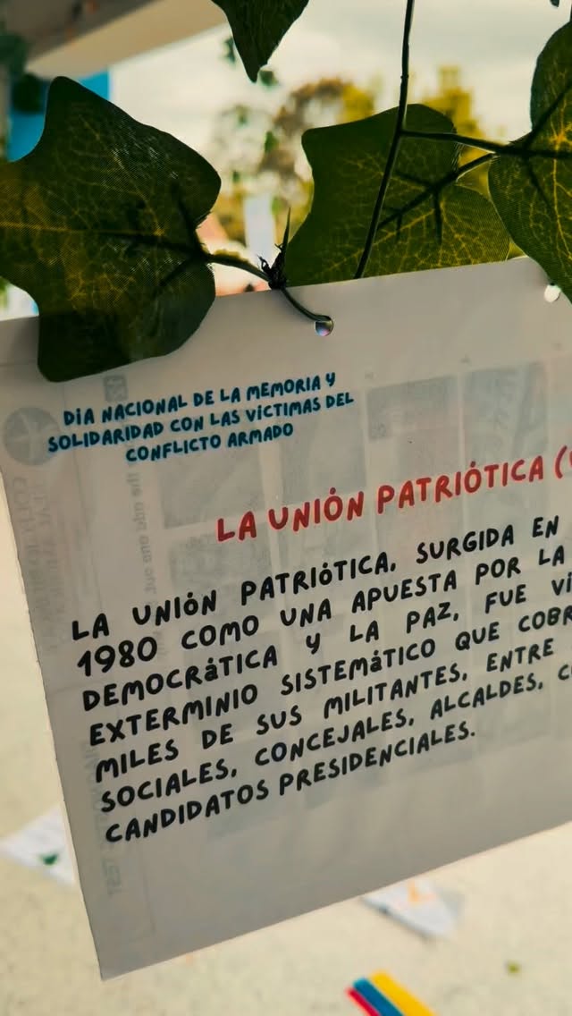 En Colombia, recordamos.
Esto no es solo una fecha… es la memoria viva de un país que ha sentido el dolor, pero que también ha aprendido a resistir, a levantarse y a seguir adelante.
Honramos a las víctimas, abrazamos sus historias y reconocemos que recordar es un acto de amor, de respeto y de compromiso para que nunca más se repita.
Que la memoria nos una, nos haga más conscientes y nos impulse a construir un futuro en paz.
Porque olvidar no es una opción… recordar es un deber. 🕊️
#DíaDeLaMemoria #9DeAbril #Colombia #MemoriaHistórica #NuncaMás