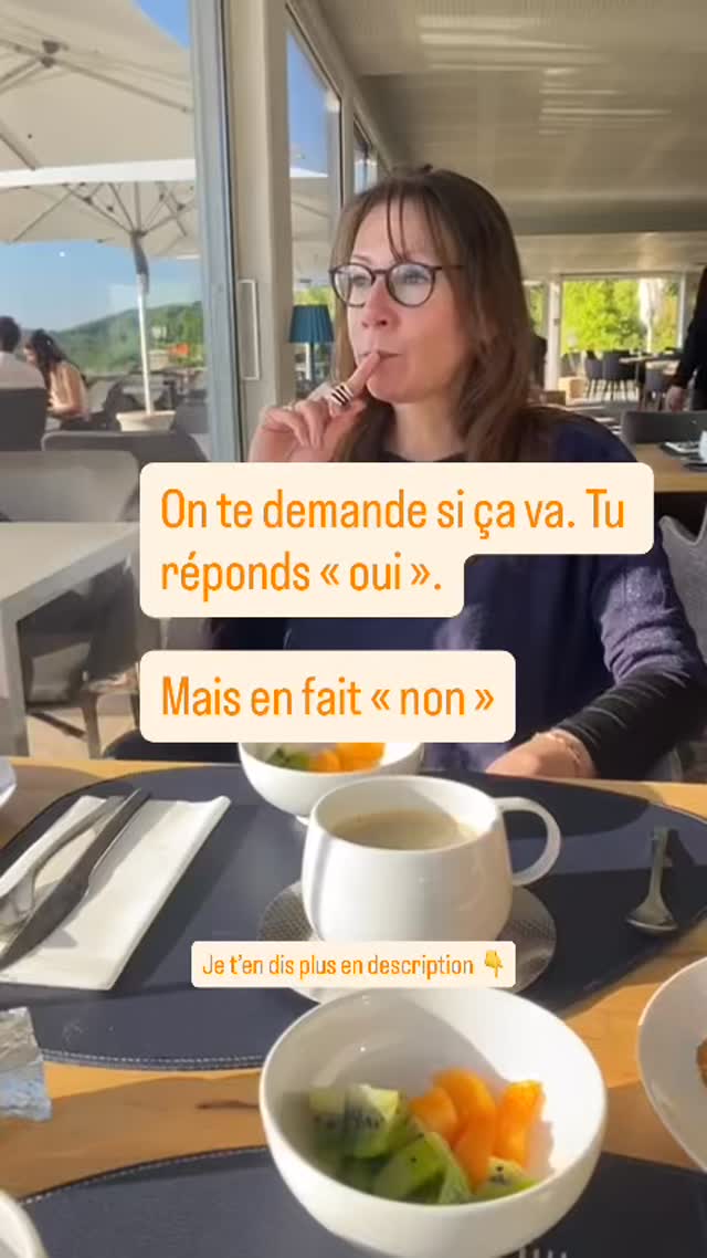 On te demande si ça va.
Tu réponds “oui”… presque automatiquement.
Parce que tu n’as pas envie d’expliquer.
Parce que tu sens que les gens ne sauraient pas quoi dire.
Parce que tu n’as pas l’énergie de raconter encore et encore.
Alors tu dis que ça va, tu fais semblant et tu es tranquille.
Mais en réalité…
Non, ça ne va pas !!
Comment ça pourrait aller alors que tu viens de perdre quelqu’un que tu aimais ?
Tu te sens fatiguée.
Tes émotions sont à fleur de peau et viennent te submerger souvent aux pires moments.
Tu te sens seule aussi, même entourée.
Mais tu gardes tout pour toi : tes peurs de ne arriver à remonter la pente, ta colère et ton sentiment d’injustice, ta peine et ta nostalgie…
Si tu te reconnais, tu n’es pas seule.
Écris moi en DM pour qu’on en parle toutes les deux.
#deuil #resilience #fairesondeuil #avoirlapaix #fairesemblant