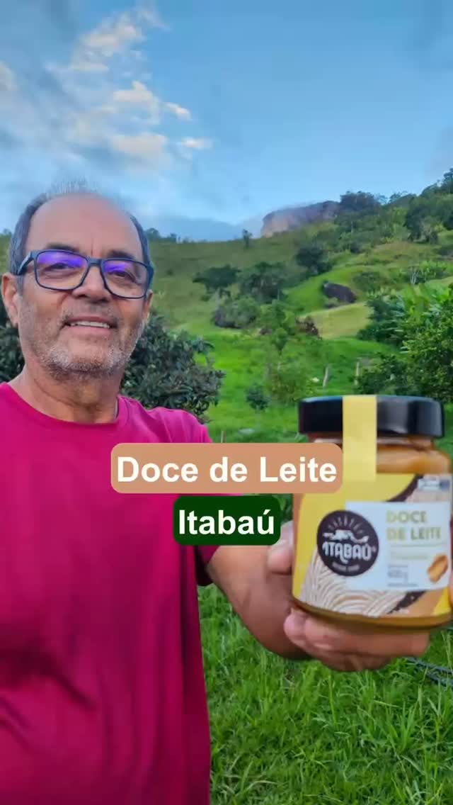 Itabaú, que significa Pedra do Baú, em tupi guarani, é sinônimo de sorvetes em São Bento do Sapucaí SP e região. Fundada há 37 anos pelo Robson, a @itabau_sorvetes há algum tempo lançou esse doce de leite, que está na seleção do maio do Mantiqueirias: “Tem baixo teor de açúcar (orgânico) e dez horas de cozimento lente, como nos tempos da vovó”, explica o produtor. Quer garantir esse e outros produtos artesanais da Mantiqueira? Acesse o site (link na Bio) e veja os planos de 6 e 12 meses, ou a compra de uma caixa avulsa. Entrega nos estados de MG e SP, onde o Sedex não leve mais do que um dia, despachando das cidades de Gonçalves e São Paulo. #mantiqueira #clubedeassinatura #pequenoprodutor #docede leite diadasmaes