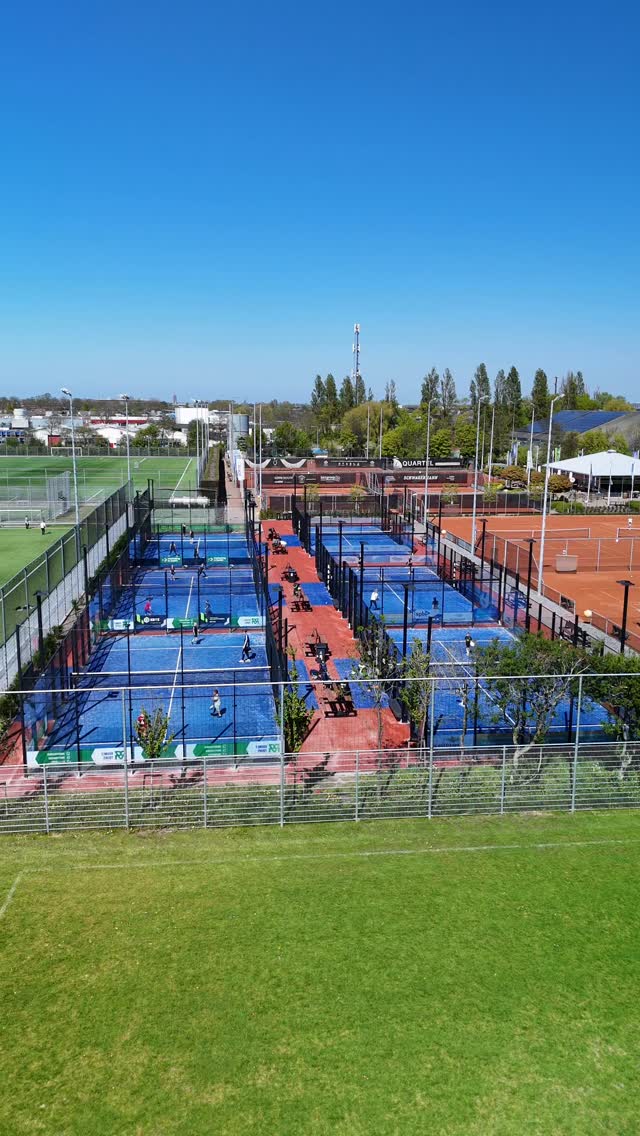 โฝ๏ธโก๏ธ๐พ Van voetbalveld naar padelbaan!
Vanmiddag hebben we de selectie JO-10 @fc_sgravenzande op bezoek bij de padelbanen van @ltc_sgravenzande ๐ฅ
Wat een energie! Het fanatisme waarmee deze jongens normaal het voetbalveld op knallen, was vandaag ook ๐ฏ terug te zien op de padelbaan ๐
Rennen, strijden, lachen รฉn mooie rallyโsโฆ precies waar sport om draait ๐
Leuk om te zien hoe snel ze het oppakken โ hier zitten zeker wat toekomstige padeltoppers tussen ๐๐ฅ
Bedankt voor jullie inzet boys! ๐ช
Tot snel weer op de baan ๐พ
#Padel2Move #LTCsGravenzande #JO10 #ToekomstigeToppers #YourGameYourMove