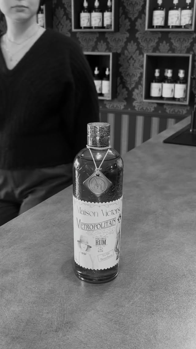Notre Rhum Brun Métropolitain est arrivé ! 🥃
Un rhum vieilli en ex-fût de Bourbon, gorgé de gourmandise et bousculé par les arômes exotiques des fermentations longues.❤️🔥
La rencontre d’un rhum résolument pâtissier et des esters typiques des rhums de la Jamaïque ! ✨
Rendez-vous chez vos meilleurs cavistes, à la distillerie et sur la boutique en ligne de la distillerie 🧡
#spiritueux #rhumartisanal #distillerie #bio
L’abus d’alcool est dangereux pour la santé, à consommer avec modération.