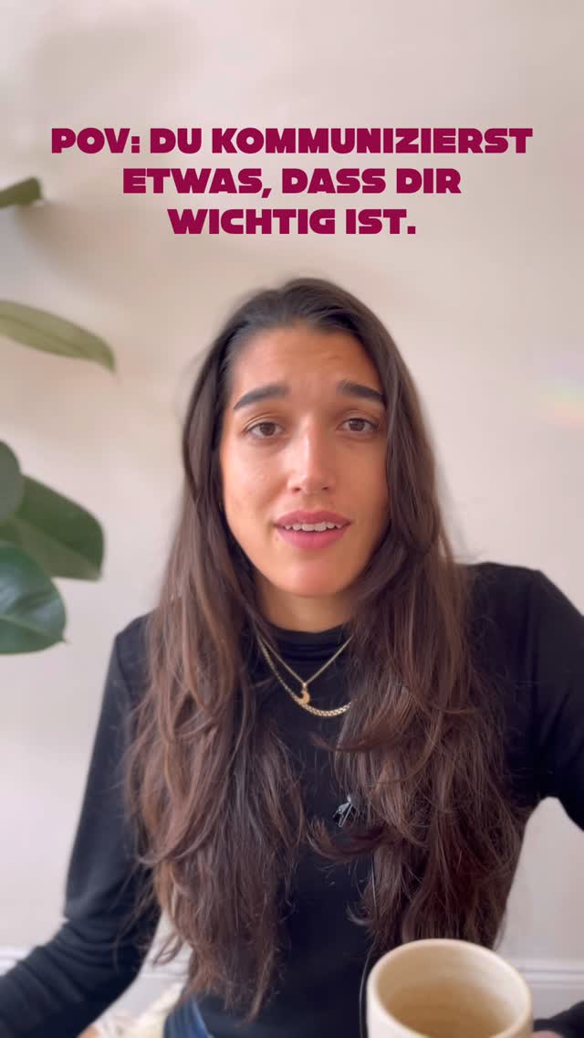 Naaa, bei wem kommst du am ehesten in den Vorwurfs-Modus? 🫠
Wenn wir in diesen Momenten wirklich verlangsamen und spüren würden, würden wir diese subtile Push-Pull Dynamik wahrnehmen: „Ich will das und du machst es falsch“.
Interessant ist, dass die Person, die den Vorwurf macht, dabei wenig von sich spricht - sie schützt sich durch diese Haltung.
Das bringt auch eine Herausforderung mit sich:
Wenn wir aus so einer Haltung sprechen und unsere Verteidigungsmechanismen so ON sind, lösen wir meist auch im Gegenüber aus.
🤷🏽♀️ Und dann kommen wir nicht oder nur super schwer zusammen!
Haste mal probiert? Ich erst letzte Woche wieder und für die Beziehungsebene war‘s ein fail 🤓
Gaanz wichtig(!): Es geht hier nicht darum, um die perfekte Person zu sein - sondern den Kontakt zu dir zu stärken, gemeinsam zu üben und Schritt für Schritt sicherer und verbundener in Beziehung zu werden - mit all den feels, die das beinhaltet 🌼
•••
Videos wie diese dienen der Unterhaltung und ersetzen keine Begleitung. Sie dienen nicht als professioneller Rat und gehen ebenso nicht auf die Feinheiten psychischer & emotionaler Gesundheit ein (weil sie dafür viel zu individuell ist!).
🍯 schnapp dir ein Freebie in meiner Bio, um meine Arbeit kennenzulernen
🍭 hol dir meinen Minikurs BEI MIR BLEIBEN
www.auroraprema.de
auroraprema@gmail.com