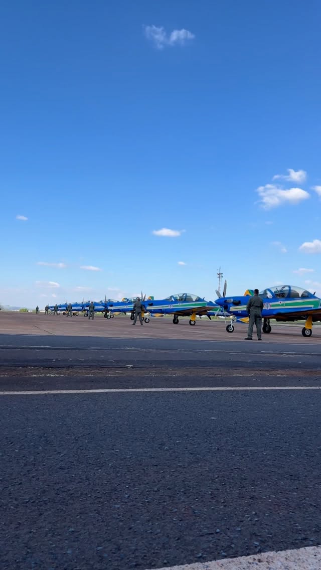 A Esquadrilha da Fumaça se apresentou na cidade de Ipuã-SP na tarde desta sexta-feira (17) e utilizou o aeroporto Leite Lopes, em Ribeirão Preto como base de apoio para abastecimento das aeronaves, permanecendo algumas horas na cidade e seguindo logo após para a demonstração.
#aviation #aviationlovers #esquadrilhadafumaça #brasil🇧🇷