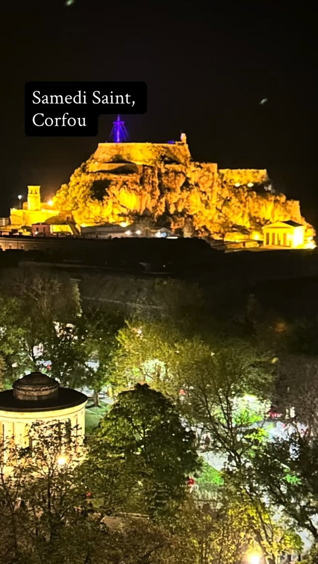 Le soir de la Résurrection est spectaculaire à Corfou : les cœurs, les feux d’artifice, les bateaux, les centaines des « lambades » (= les bougies que pour ce soir), il y a tellement de magie de Pâques dans l’air 🌟 #eastercelebrations #ionianislands #ilesioniennes #anastasi #kerkyra