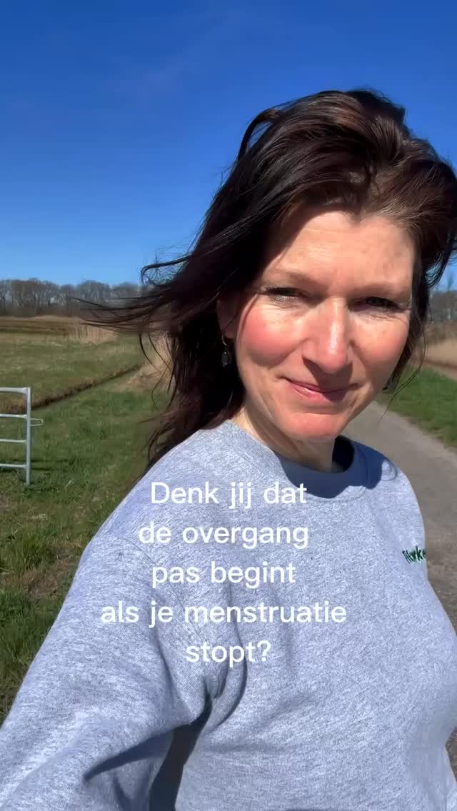 Ik dacht altijd dat de overgang pas “later” zou beginnen…
Tot ik me ineens vaker zo voelde:
moe (zelfs na een goede nacht) 😴
meer zin in zoet 🍫
korter lontje 😬
slechter slapen
En eerlijk?
Ik dacht eerst: het zal wel aan mij liggen.
Maar dit is vaak waar het begint.
👉 De perimenopauze
(en ja… die kan al jaren vóór je laatste menstruatie starten)
Je hormonen veranderen al:
– progesteron daalt
– je bloedsuiker wordt gevoeliger
– stress komt harder binnen
En dat voel je.
Het goede nieuws?
Je kunt hier nú al iets mee met voeding en leefstijl.
En dat is precies waar ik vrouwen bij help 🤍
Herken jij jezelf hierin? Laat het me weten hieronder in de comments. #perimenopauze #overgang #leefstijlvoorvrouwen #hormoneninbalans #gezondeleefstijl
