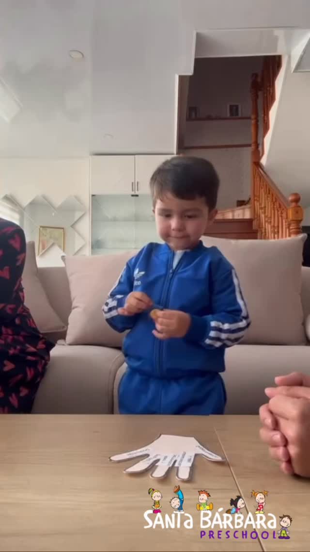 Nuestros niños juegan con la manita de sus necesidades básicas, aprendiendo a través de la Teoría de la Elección. ✋✨
#santabárbarapreschool #TeoríaDeLaElección #NecesidadesBásicas #EducaciónConValores