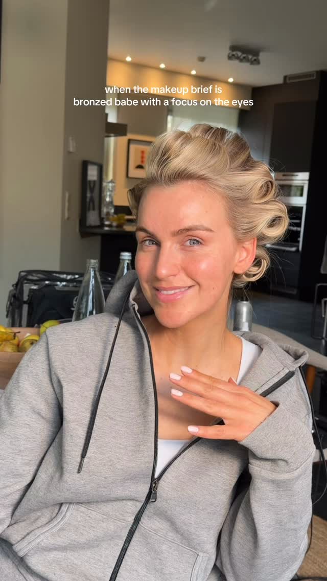 My beautiful client Sarah was celebrating her birthday and the makeup brief was clear: bronzed babe with a focus on the eyes and a hint of pink on the cheeks & lips
Save this video for your next makeup appointment 🤍
Always love glamming @sarahhaelterman we go way back and she’s such a fun energy to be around 🤍
•
•
•
•
•
Makeup artist belgium - birthday makeup - makeup transformation
#makeuplook #birthdaymakeup #eventmakeup #makeupartistbelgium #makeuptransformation