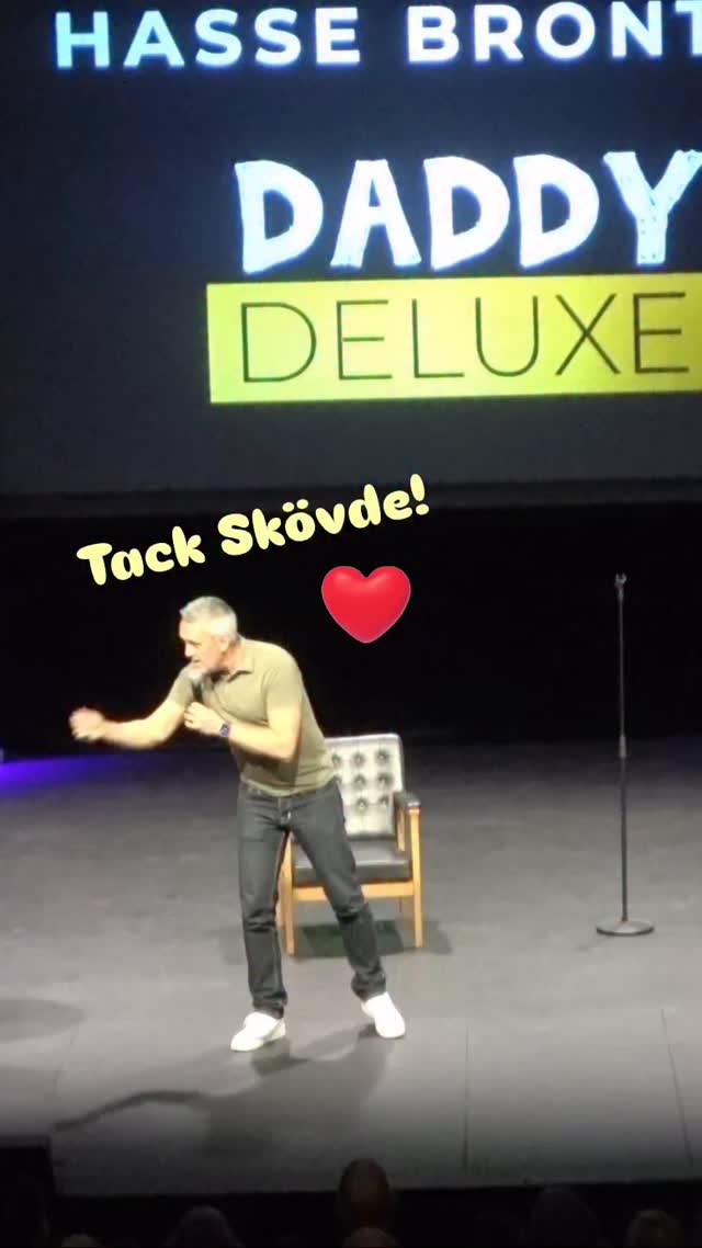 Skövde ❤️ Tack Tilde för att jag fick skoja om din unga ålder och att jag trodde att du var influencer! Tack André för att jag driva med dig för att du är en millenie-pappa. Och extra tack till dig som medgav att du sover med snarkmaskin 👏🏼👏🏼
Megatack till Lotta som hjälpte mig med merch 👍🏼🥰
Nästa vecka kommer Daddy Deluxe till Karlstad!
Hoppas vis ses där.
