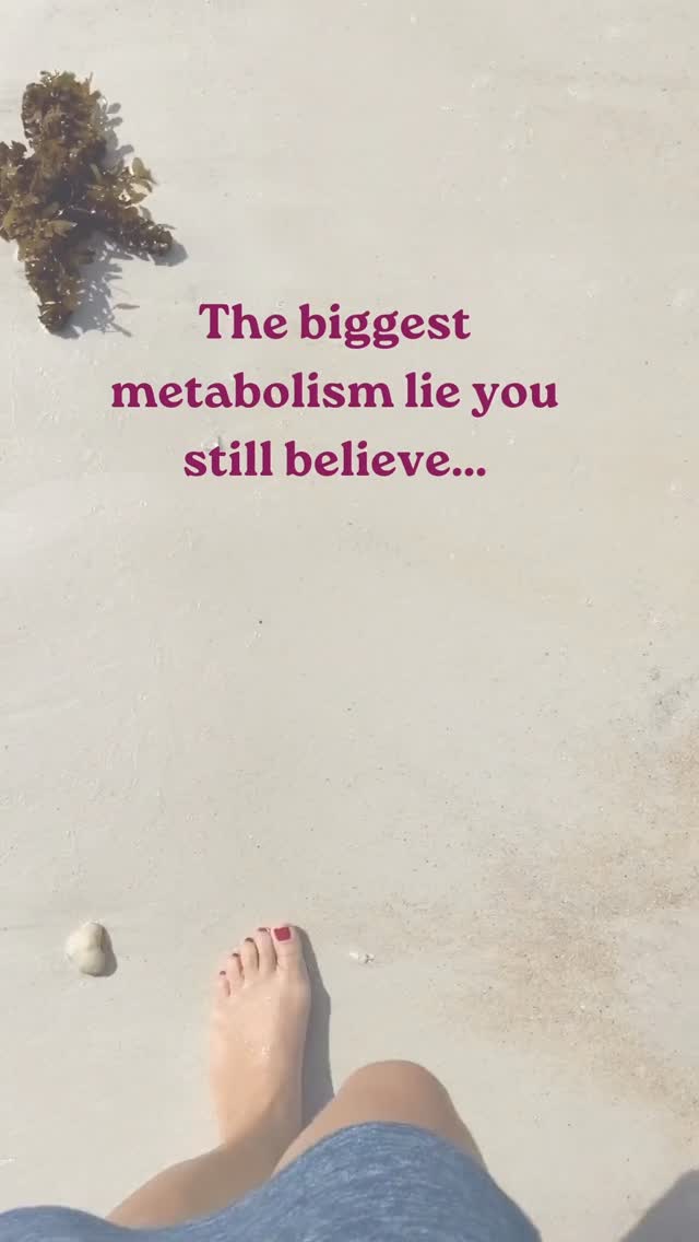 You’ve been told that your metabolism slows just because you’re getting older… but that’s NOT the full story. 👀
Here’s what actually slows your metabolism (and how to fix it):
🔥 Muscle loss
The less muscle you have, the fewer calories you burn at rest. Strength training is non-negotiable.
⚖️ Hormonal shifts
Your thyroid, insulin, and cortisol all impact how efficiently your body burns energy. Stress, poor sleep, and nutrient deficiencies can throw them off.
🚶♀️ Less daily movement
You don’t just burn calories in the gym. Your overall activity (steps, posture, fidgeting) plays a HUGE role in keeping your metabolism active.
So no, age isn’t the reason your metabolism is slowing—it’s what happens when you stop doing the things that keep it running efficiently. The good news? You can reverse it. 💪
Comment “YES” if you’ve ever been told your metabolism slows with age!