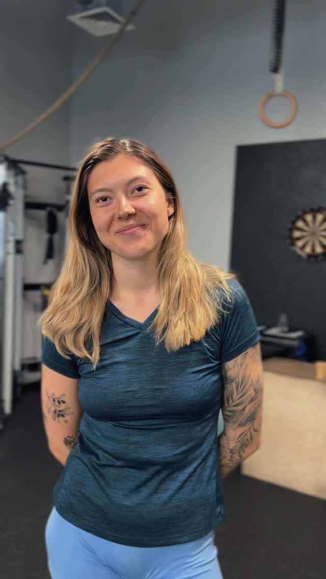 Dziękujemy za zaufanie 💛
Wika przyszła do nas z dużym bólem odcinka lędźwiowego — takim, który momentami nie pozwalał nawet wstać z łóżka.
Dziś:
– ból zniknął
– ciało jest wyraźnie silniejsze
– trening nie jest już „strachem”, tylko narzędziem
A poza salą?
Pierwsze wyjazdy bez ograniczeń, góry i… pierwszy raz poczuła pośladki 😄
Wika jest instruktorką kitesurfingu — więc sprawność to dla niej nie dodatek, tylko podstawa.
I właśnie do tego dążymy:
żeby ciało nie ograniczało, tylko pozwalało robić to, co lubisz.
Jeśli jesteś w podobnym miejscu — napisz.