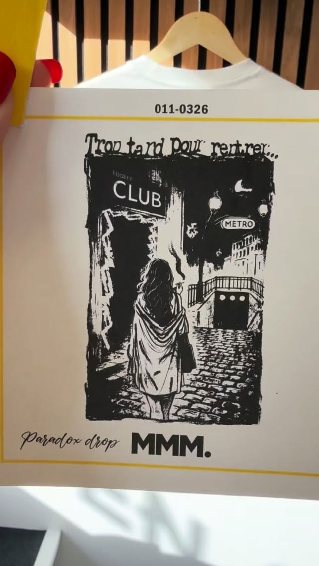 TROP TARD POUR RENTRER
Paris
La nuit
Une silhouette
Une cigarette
Un instant
Rien de trop
Juste ce qu’il faut
On ne regarde plus l’heure
On suit l’envie
T-shirt oversize unisexe
Coton biologique 220g
Épaules tombantes
Du XXS au XXL
Simple
Libre
Évident
Merci Madame Monsieur 🖤
Private Drop
#parís #mmm #mercimadamemonsieur #private #privatedrop