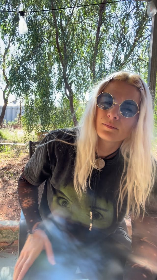 🫠 Music making and loving peeps of the far west! A couple of things!
1 - 🕺🏼 Come dance at @marysbar.bh tonight with DJ Mophead!
2 - 🎤 Come to Open Mic at Mary’s Sunday 2 PM
3 - 🪕 More live music coming up at @slagheapprojects ! @emmybreeryan 16 May with @_notalice_
4 - 🎶 Also, lookin for DJs!! Get in touch!
#brokenhill #wilyakalicountry #farwestnsw #outbacknsw #livemusicnsw musicnsw