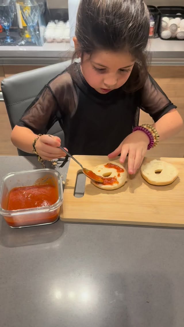 Lo que escuchan, lo creen.
Y lo que creen… lo intentan.
Hoy no solo está cocinando su cena,
está construyendo la idea de que puede.
Si tu hijo tiene entre 4 y 9 años,
en este momento su cerebro es el más adaptable.
Si le repites siempre:
Eres fuerte
Eres talentoso
Eres valiente
Puedes hacer cosas difíciles
Su cerebro literalmente se va a reprogramar para creerlo.