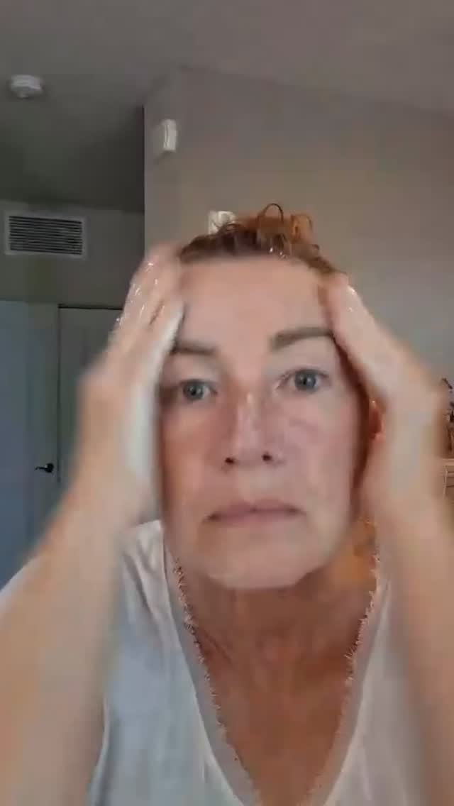 Clovely Skin Wipes are perfect for facial use and for gently removing cleanser,mask
Designed for convenience, they can be used on the face and body during treatments
They’re disposable, hygienic, and gentle on the skin—making them a versatile essential for everyday skincare or professional use.
#capricebeautybar #sarasotaflorida #sarasota #hifu #age
Capricebeautybar.com