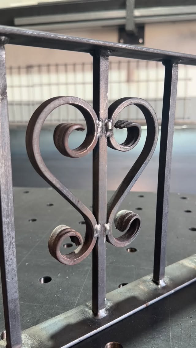 Fabricamos barandilla a medida maciza con adornos de hierro forjado, sencilla, elegante y segura ☑️
#welding #barcelona #metal #work #workout