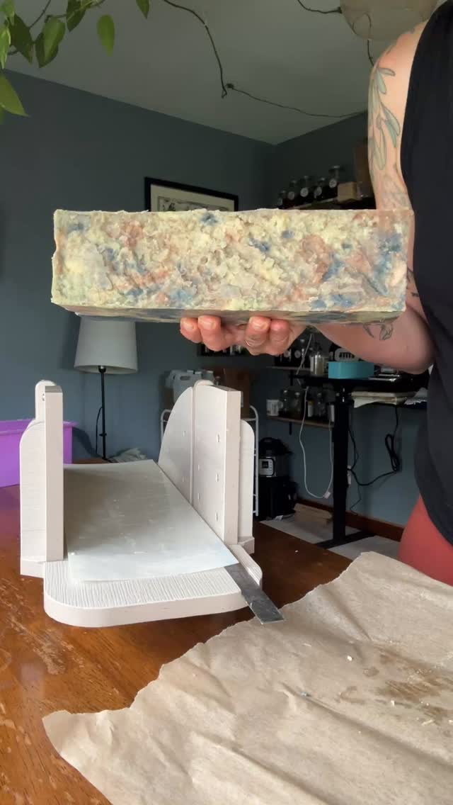 Coming soon: spiced yang & gardenia tallow & kombucha soap
Was insanely inspired by a watercolor soap I saw @muck_and_melt_soaps make and I was like 👀👀 I gotta try that. Timing everything was kinda scary! Especially since my soap began to accelerate its firming up. I still think for the first attempt it came out nice and I can’t wait to try it again with a few tweaks.
This will be a new scent and it smells so good I think it’ll be added as a permanent offering.
#artisansoap #soapmaking #comingsoon #smallbatch #allnaturalskincare